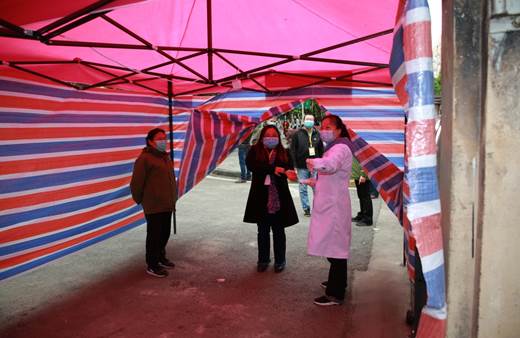 说明: E:\办公资料\照片与视频\beat365中国官网工作图片\2020年\4月\22日—疫情期间开展学生入学演练工作\精选图片\宿舍检测体温点.JPG