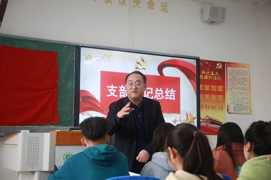 说明: E:\办公资料\照片与视频\beat365中国官网工作图片\2020年\10月\15日——赵福菓副书记参加马院学生党支部党日活动\精选图片\AB3A0188.JPG