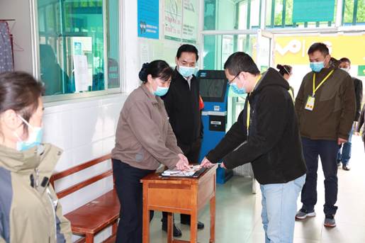 说明: E:\办公资料\照片与视频\beat365中国官网工作图片\2020年\4月\22日—疫情期间开展学生入学演练工作\精选图片\进入宿舍由宿管人员进行登记发放登记卡.JPG