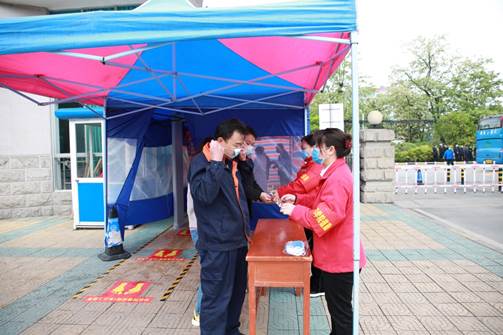 说明: E:\办公资料\照片与视频\beat365中国官网工作图片\2020年\4月\22日—疫情期间开展学生入学演练工作\精选图片\更换嘀口罩区.JPG