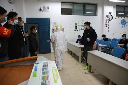 说明: E:\办公资料\照片与视频\beat365中国官网工作图片\2020年\4月\22日—疫情期间开展学生入学演练工作\精选图片\体温异常学生被单独隔离进一不进行检测，其他学生不动.JPG