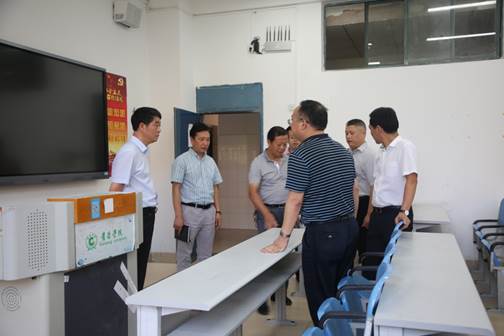 说明: E:\办公资料\照片与视频\beat365中国官网工作图片\2020年\8月\27日——校领导检查学生寝室、食堂、超市、教室为开学作准备。\精选图片\AB3A0099.JPG