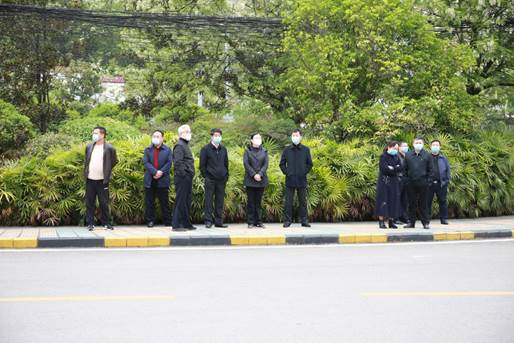 说明: E:\办公资料\照片与视频\beat365中国官网工作图片\2020年\4月\22日—疫情期间开展学生入学演练工作\精选图片\校领导现场指挥观摩.JPG