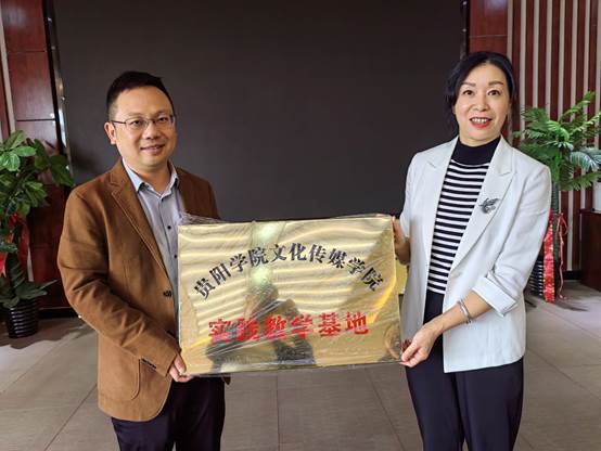 穿西装的男人和女人站在一起中度可信度描述已自动生成 穿西装的男人和女人站在一起中度可信度描述已自动生成