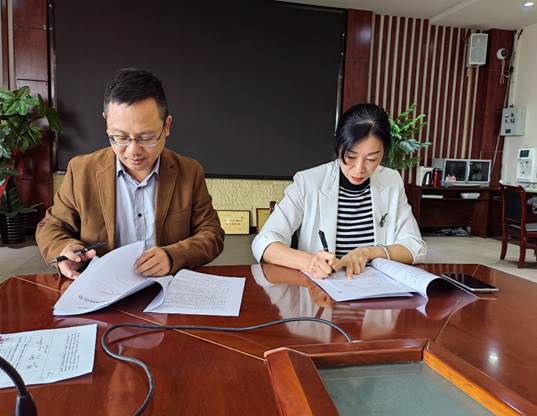 几个人在桌子边描述已自动生成 几个人在桌子边描述已自动生成