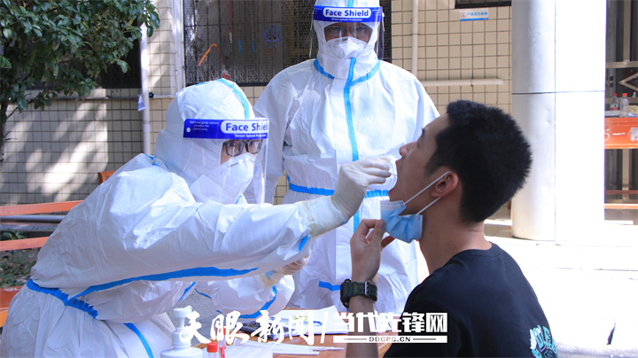 1662428226534074.jpg 同学们有序排队做核酸检测.jpg