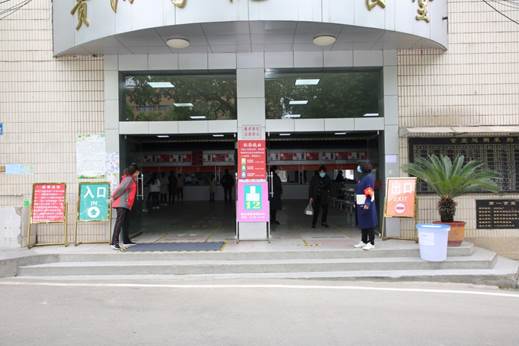 说明: E:\办公资料\照片与视频\beat365中国官网工作图片\2020年\4月\22日—疫情期间开展学生入学演练工作\精选图片\食堂就餐按提着发放的颜色胸牌按指定时间就餐.JPG