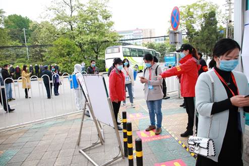 说明: E:\办公资料\照片与视频\beat365中国官网工作图片\2020年\4月\22日—疫情期间开展学生入学演练工作\精选图片\第一道扫健康码区1.JPG