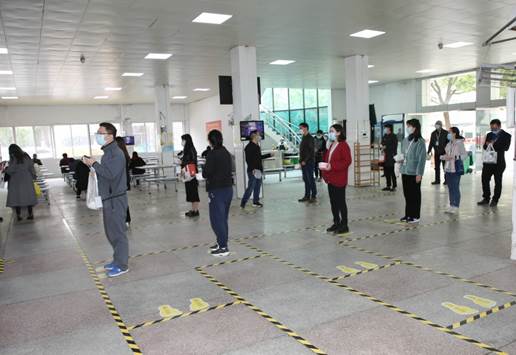 说明: E:\办公资料\照片与视频\beat365中国官网工作图片\2020年\4月\22日—疫情期间开展学生入学演练工作\精选图片\食堂就餐按指定位置有序排队等候.JPG