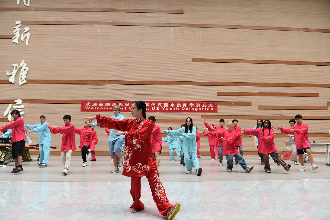 17512769283375.png 体育学院熊珊珊老师为中外同学们教授健身气功——五禽戏.png